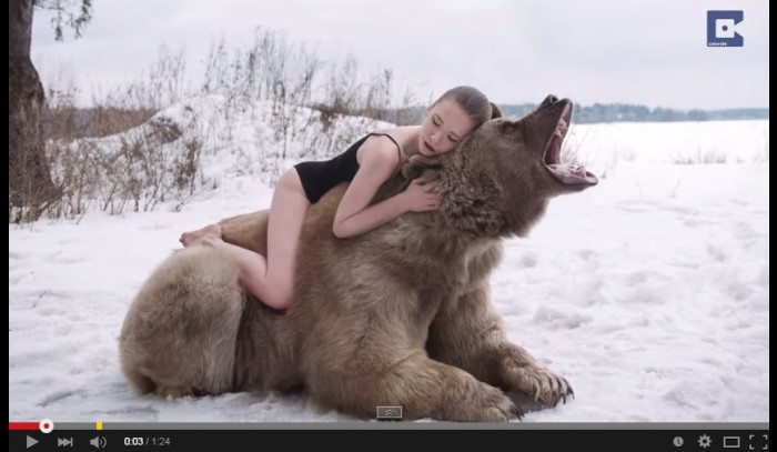Modelos rusas desafían el peligro y posan con un oso para campaña en contra de la caza