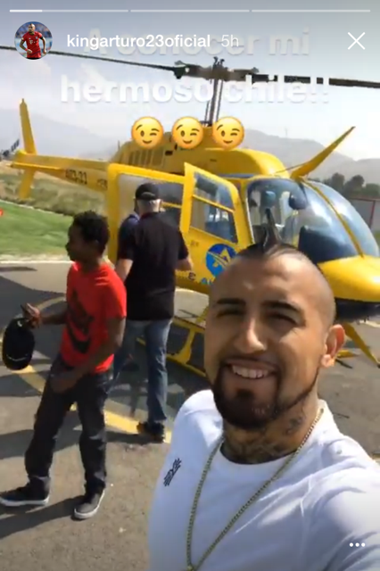 Un crack: Arturo Vidal se realaja paseando por Santiago en helicóptero