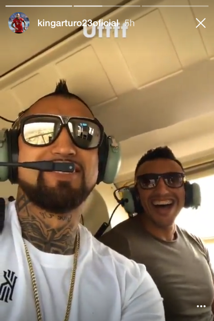 Un crack: Arturo Vidal se realaja paseando por Santiago en helicóptero
