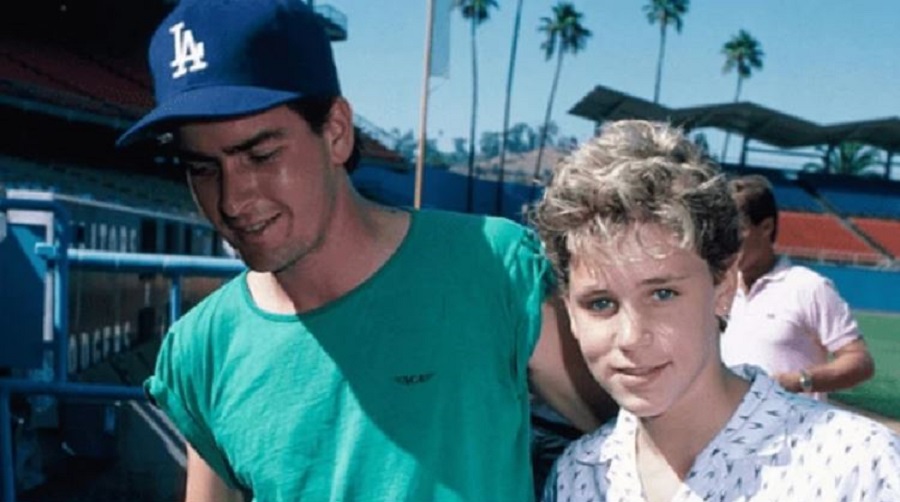 Acusan a Charlie Sheen de abusar sexualmente de actor menor de edad en los 80