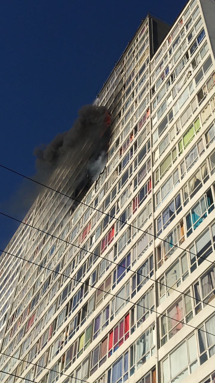 Incendio afecta a departamento de edificio en el centro de Santiago