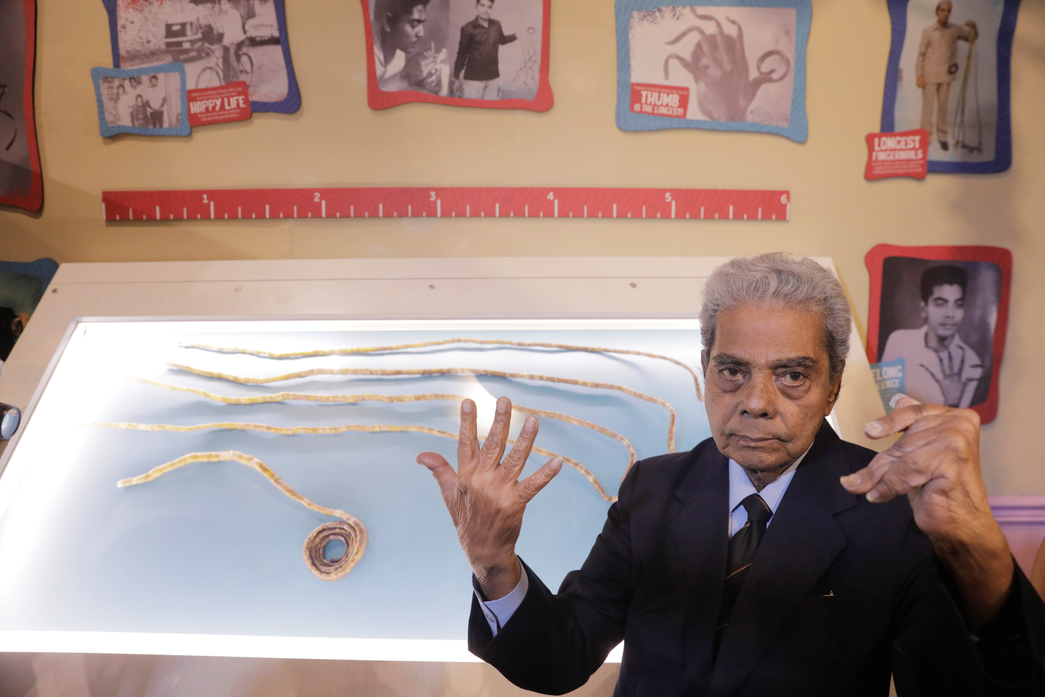 Hombre con las uñas más largas del mundo decidió cortárselas y hoy las exhibe en museo