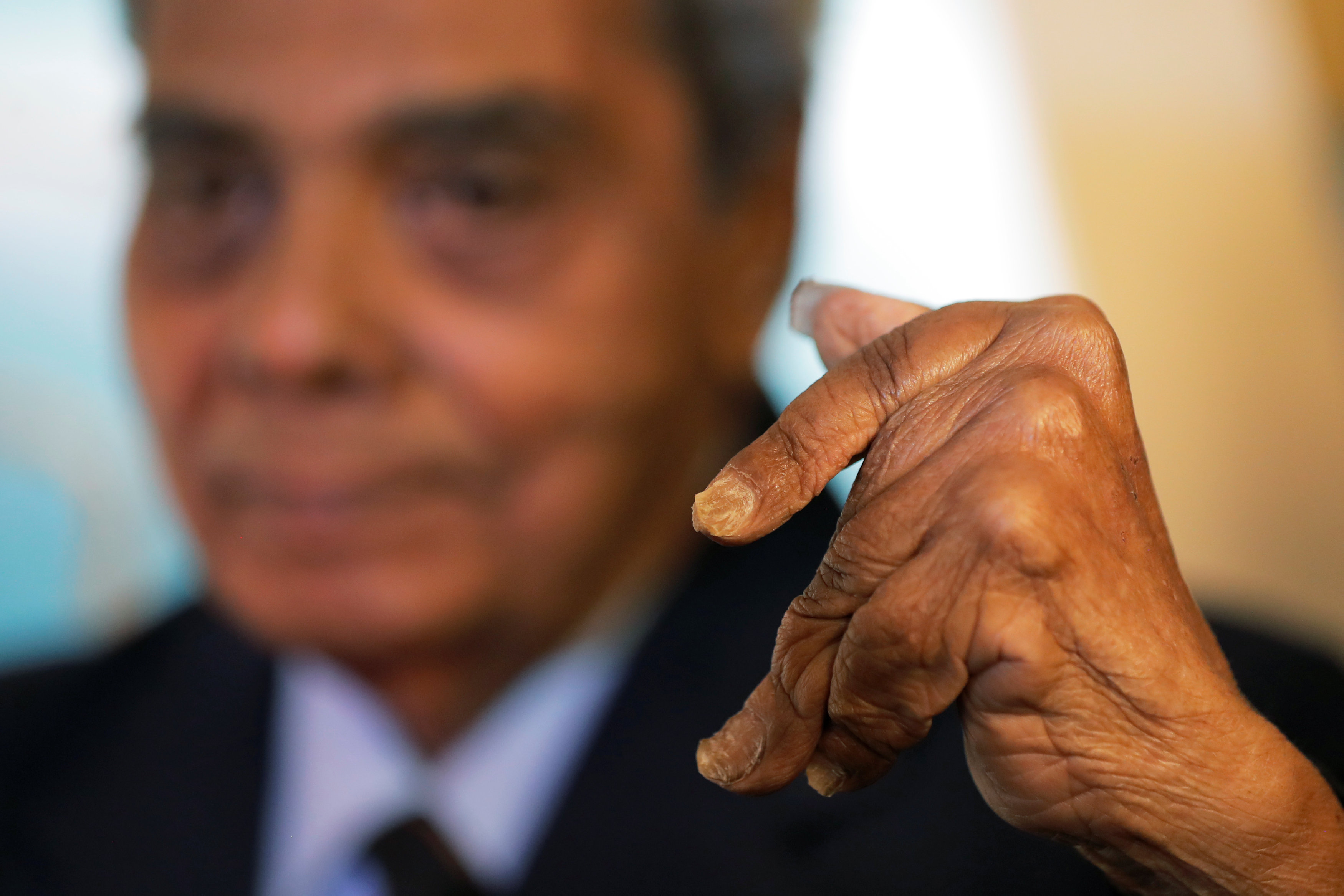 Hombre con las uñas más largas del mundo decidió cortárselas y hoy las exhibe en museo