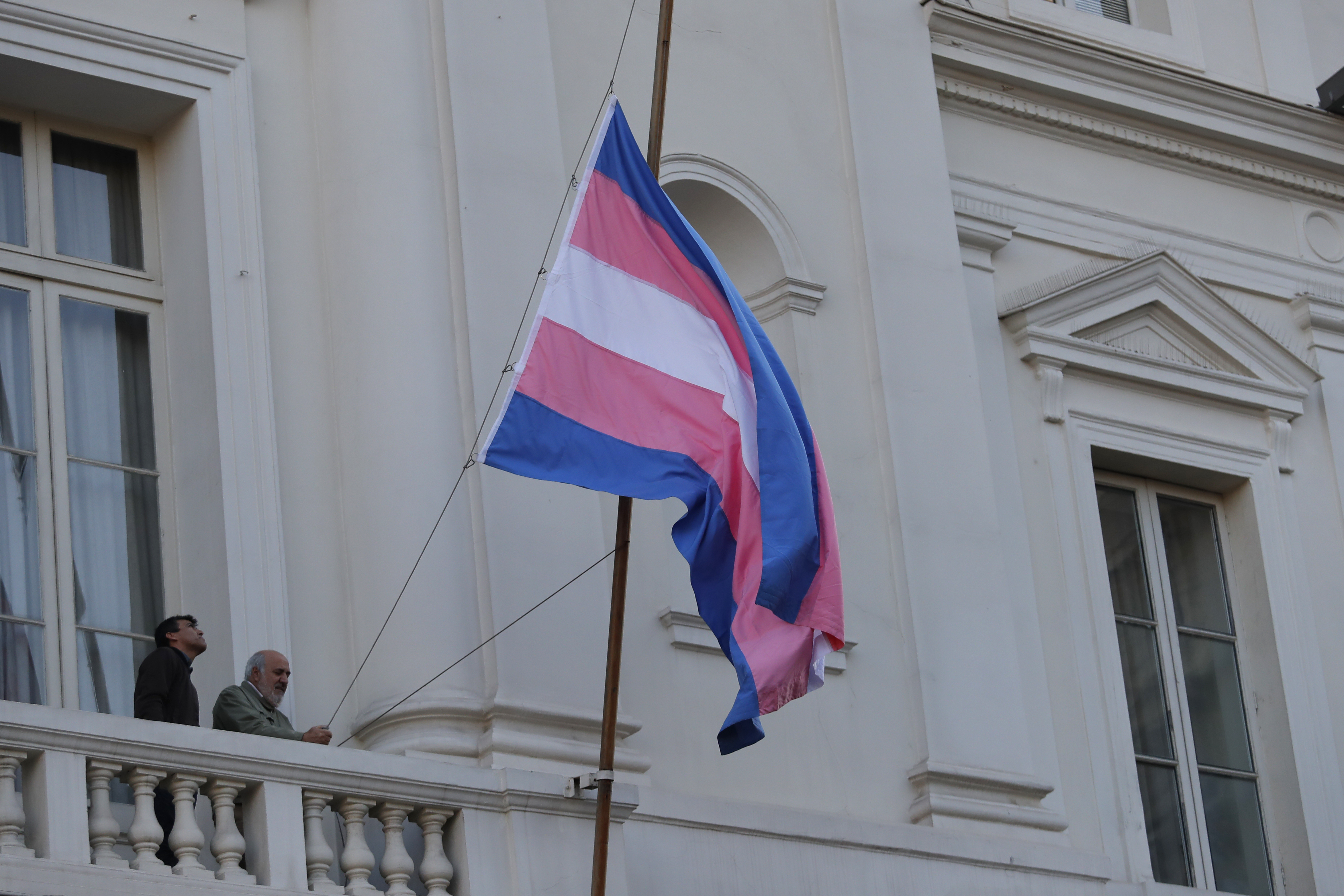 Bandera Trans siendo izada