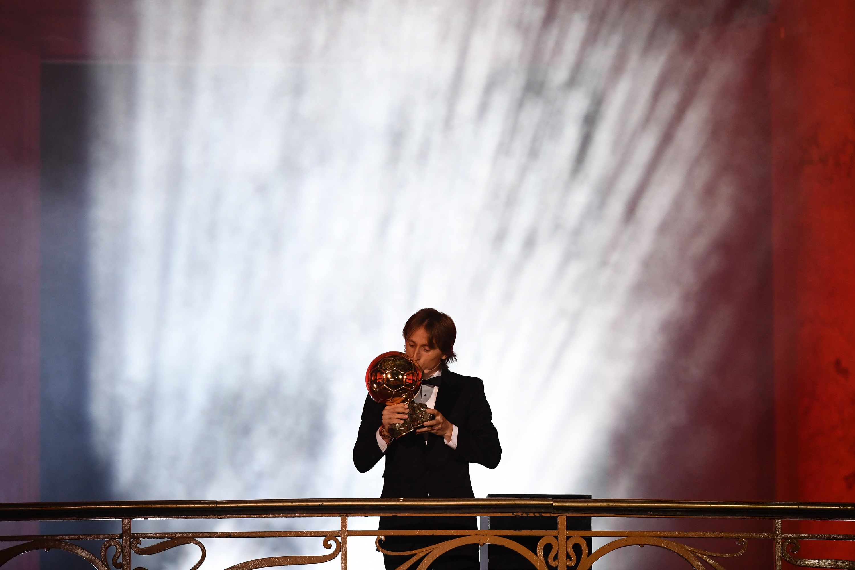 Luka Modric levantando el Balón de Oro 2018