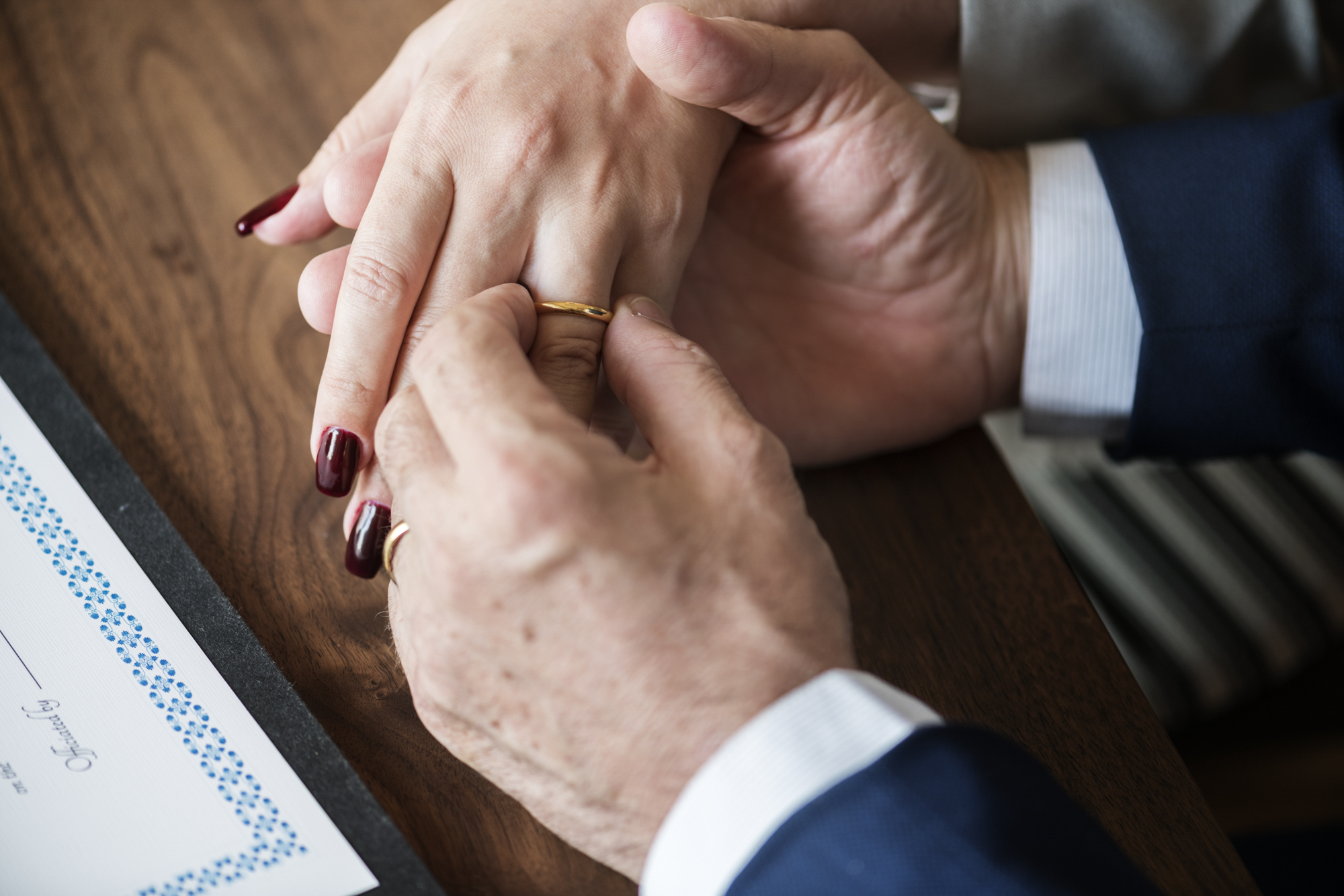 Estudio revela que parejas que gastan más en sus bodas tienen más probabilidades de divorcio