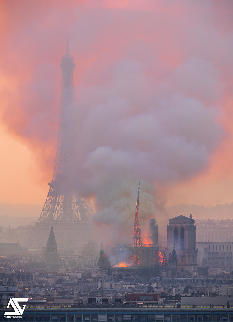 Foto de la Torre Eiffel y la Catedral de Notre Dame durante incendio